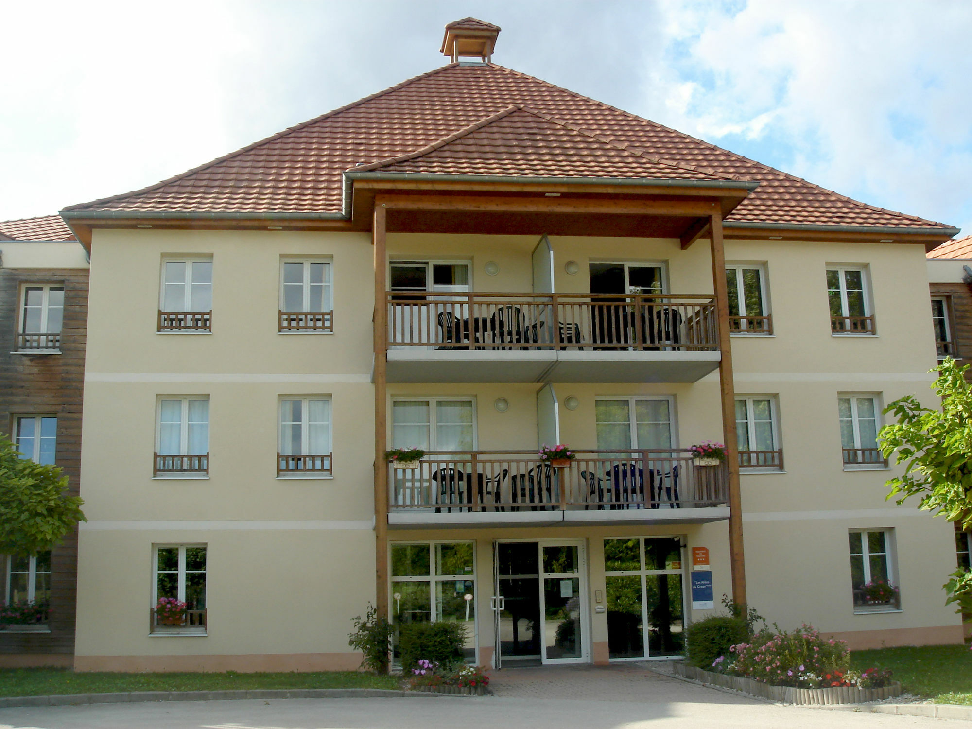 Residence Vtf Les Allees Du Green Levernois Exterior foto