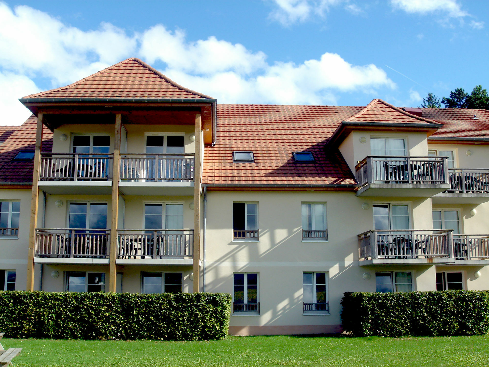 Residence Vtf Les Allees Du Green Levernois Exterior foto